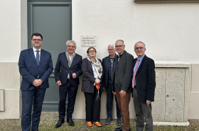 Révélation de la plaque inaugurale de la résidence Baudelaire en présence du sous-préfet de Marmande-Nérac