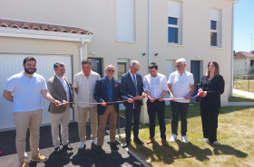 Coupé de ruban devant la résidence Gabriel Fauré