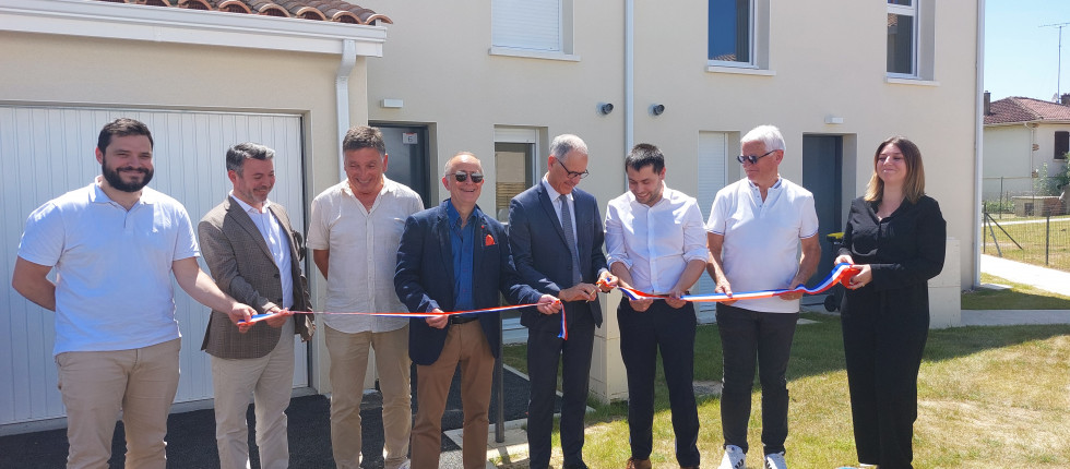 Coupé de ruban devant la résidence Gabriel Fauré