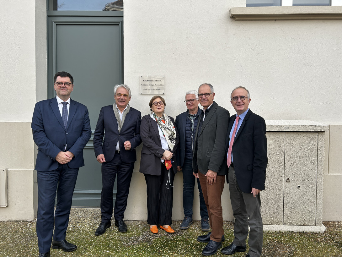 Révélation de la plaque inaugurale de la résidence Baudelaire en présence du sous-préfet de Marmande-Nérac